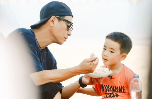 山鸡哥与朝天椒的育儿兵法，陈小春应采儿如何用虎妈猫爸模式精准拿捏Z世代？