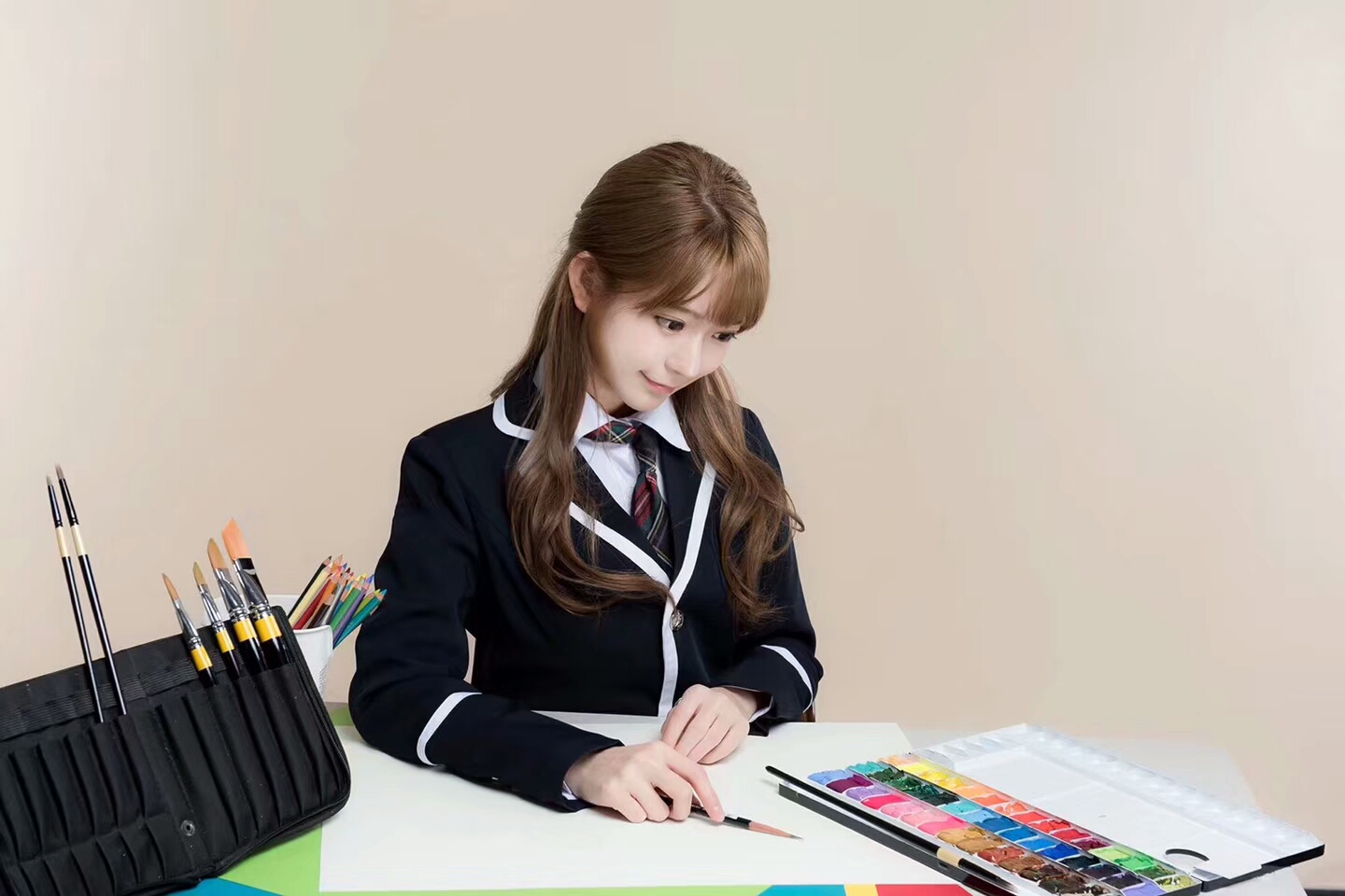 如何与美女搭档在德州扑克中建立心理优势并精准读牌？