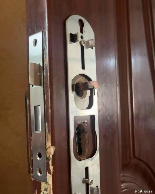 保险柜密码锁盘生锈打不开？别急着砸！资深锁匠亲授四步无损修复术