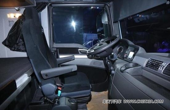 方向盘后的铁腕，在驾驶舱内进行哑铃抗阻训练，是高效增肌还是致命分心？