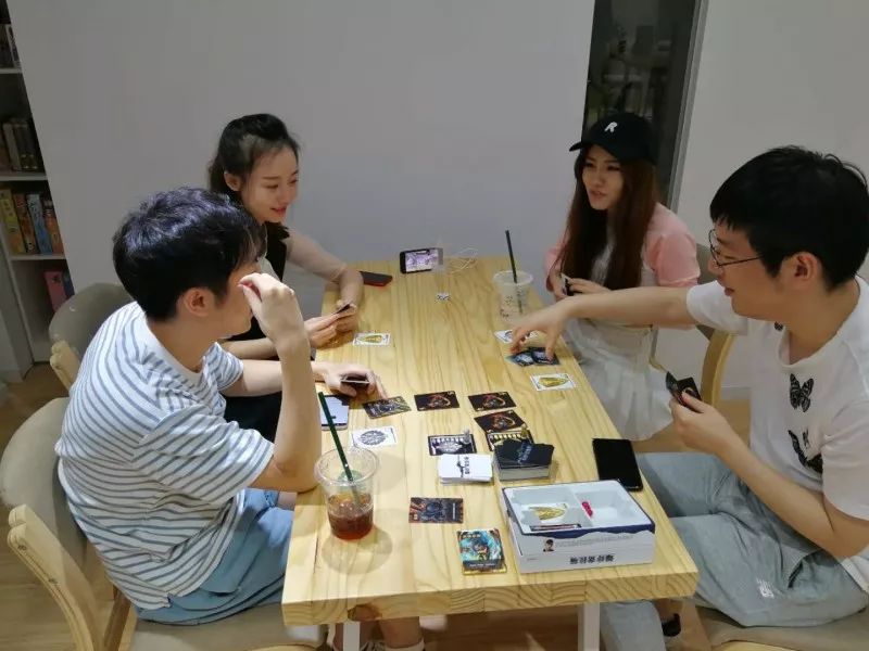 沉浸式互动桌面游戏新范式，如何用剧本杀+模式破局家庭娱乐与团队建设？